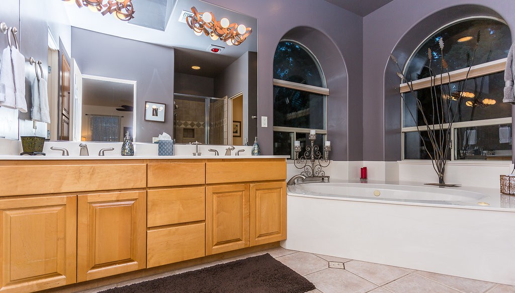 En suite double vanity and soaking tub
